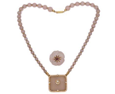 Gouden collier en broche met gematteerde rozenkwarts. Het collier met ronde kralen aflopend in grootte en afgewisseld met gou