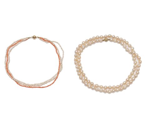 Cultivé barok parel collier. De parels met een diam. van 8-9 mm. Aan een 14 kt. gouden bolsluiting bezet met achtkant geslepe