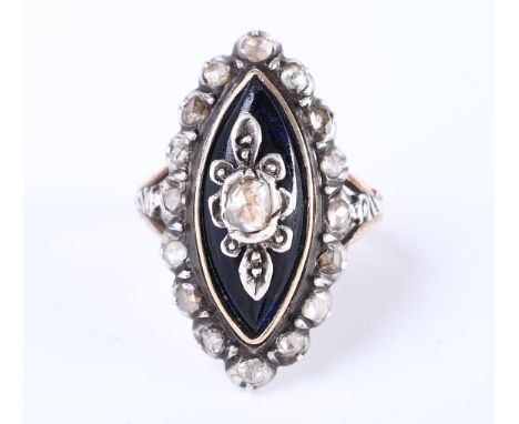 14 kt. Goud met zilveren markiesvormige ring. De bovenzijde met een zilveren applique bezet met roosgeslepen diamant op een f