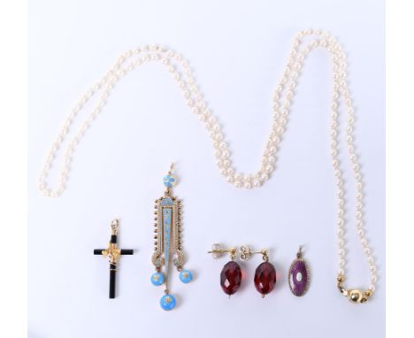 Een collectie diverse sieraden. Een cultivé parelcollier, goud met onix kruishanger, gouden oorstekers met rood kunststof (mo