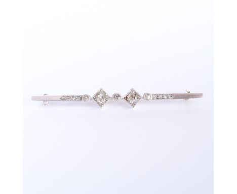 14 kt. Witgouden staafbroche, Art Deco. Bezet met oud briljant geslepen diamanten kleine roosgeslepen diamanten, met een tota