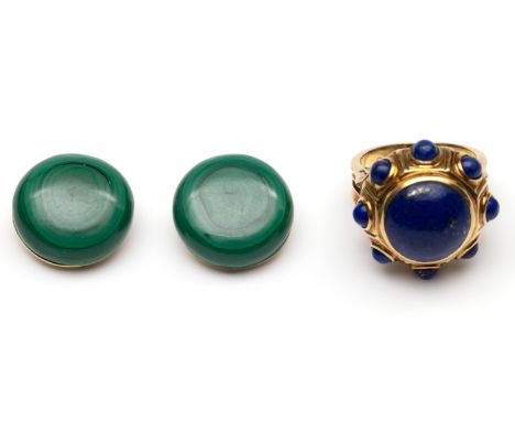 14 kt. Gouden ring, centraal gezet met een grote lapis lazuli (diam 12,8 mm) waaromheen 8 kleinere. Hierbij een paar 14 kt. g