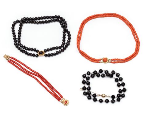 Drie colliers en een armband. Een collier en een armband met kralen van bloedkoraal (ca. 5 mm) een collier met kralen van gra