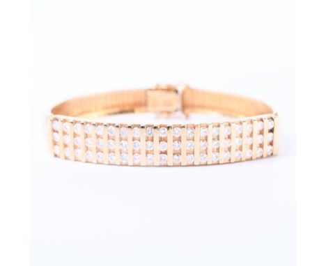 Italië, 14 kt. gouden gladde armband, de voorzijde met een rechthoekig applique opgebouwd uit vele banen, elk bezet met drie 
