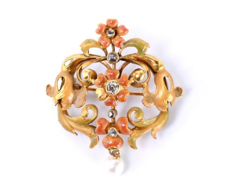 18 kt. Gouden broche, Art Nouveau. Met een decor van bloemen en bladeren. De centrale bloem bezet met een oud briljant geslep