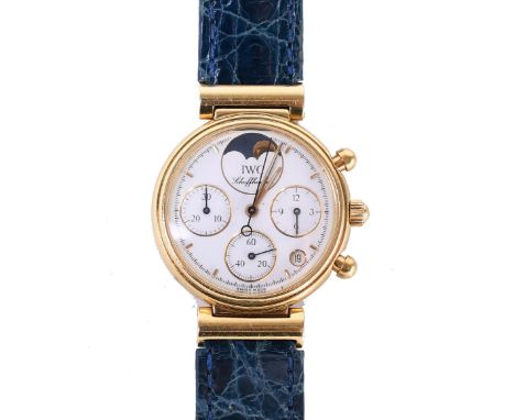 IWC, 18 kt. gouden polshorloge, quartz. Chronograaf met vol kalender. Aan een blauw krokodillen lederen band met gouden sluit