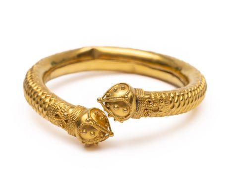 India, 14 kt. gouden spang armband, gedecoreerd met bloemen en ruiten. De uiteinden bolvormig en gedecoreerd met filigrain (d