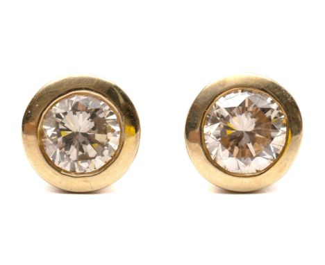 14 kt. Gouden solitair oorknoppen. Elk bezet met een lichtbruine briljant geslepen diamant van ca. 0.40 ct., zuiverheid SI - 