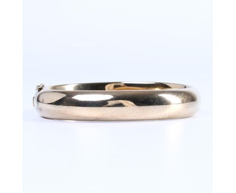Beneden wettelijk gehalte (8 kt.) gouden stijve armband bruto 34,3 gr., binnenmt. 59,5 x 52,5 mm [1] Below legal gold alloy (