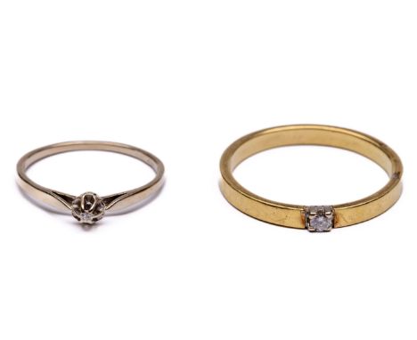 Twee 14 kt. gouden solitair ringen. Eén in 14 kt. witgoud met een briljant geslepen diamant van 0.005ct, de ander in geelgoud