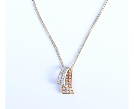 18 kt. Gouden moderne hanger in twee kleuren goud, pavé bezet met briljant geslepen diamant met een totaalgewicht van ca. 0.5