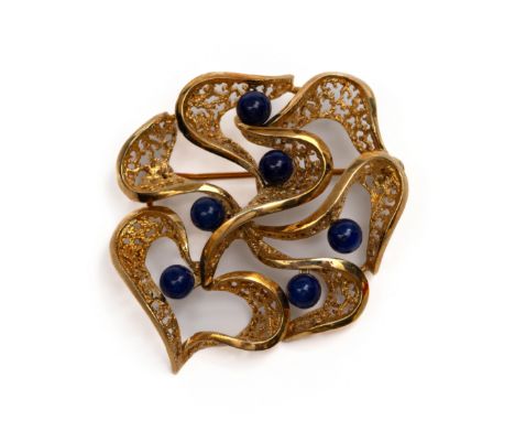 14 kt. Gouden broche, opgebouwd uit opengewerkte krulvormen waartussen ronde cabochon geslepen lapis lazuli (diam. ca. 4mm) b