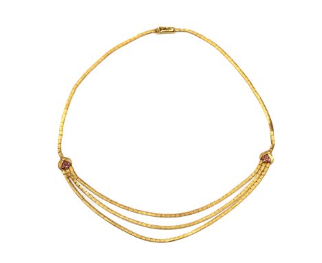 18 kt. Gouden collier, jaren '50. Volledig opgebouwd uit gearceerde vierkantjes. De voorzijde  met drie strengen, aan beide z
