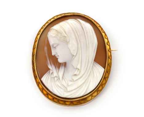 14 kt. Gouden broche met een schelpcamee, ca. 1900. Met portret van een dame met sluier. De zetrand gedecoreerd met een torsd