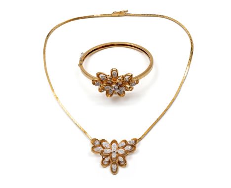 18 kt. Gouden demi - parure, bestaande uit een stijve armband en collier, beide met een applique opgebouwd uit vele lussen wa