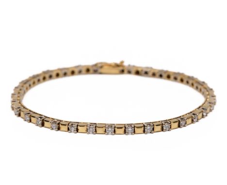 14 kt. Geel- met witgouden armband. Opgebouwd uit vierkante gouden blokjes afgewisseld met briljant geslepen diamant met een 