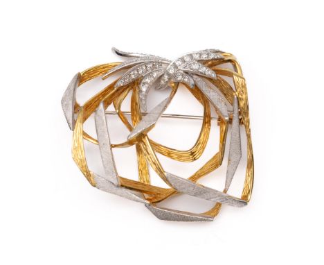 Georg Lauer, Duitsland. 18 kt. gouden broche. In de vorm van een cluster gestileerde linten in geel- en witgoud. De bovenkant
