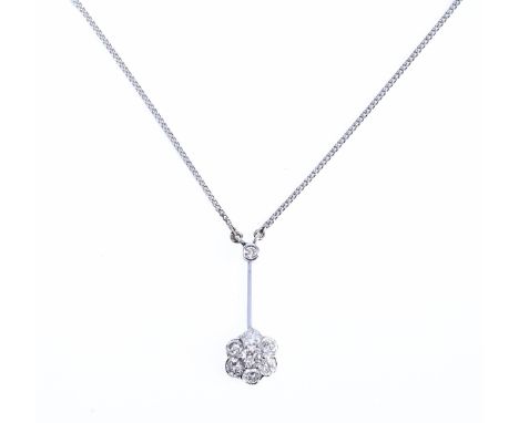 14 kt. Witgouden collier met rozetvormige hanger, aan een staafje, bezet met briljant geslepen diamant met een totaalgewicht 