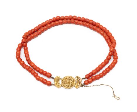 Collier van bloedkoraal. De kralen tonvomig, diameter 7 - 8,5 mm. Aan een 18 kt. gouden sluiting gedecoreerd met cannetille e