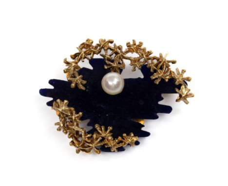 14 kt. Gouden broche, met centraal een grillige plaat van blauw glas waarom een witte cultivé parel en aan de boven- en onder