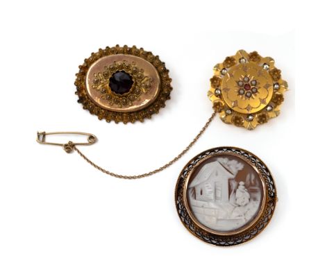 Drie 14 kt. gouden broches. Eén met ronde schelpcamee met decor van een dame in een landschap, één met bloemen en bezet met p