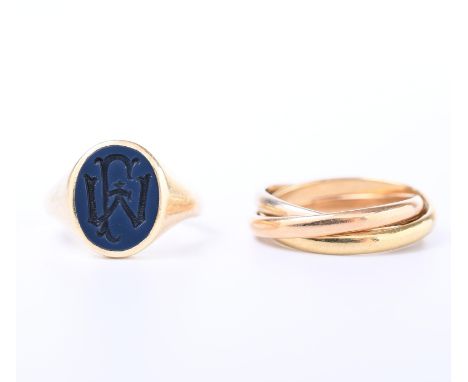 14 kt. gouden zegelring, met monogram M.J. Hierbij een 18 kt. gouden ring in drie kleuren goud, naar het model 'Infinity' van