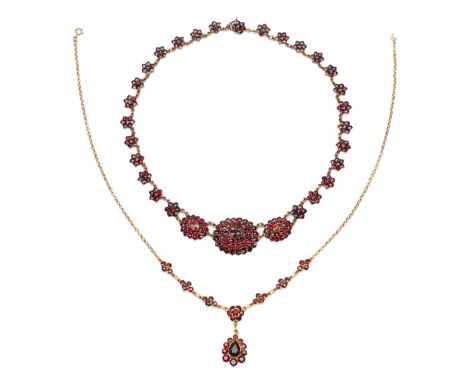 Eén 18 kt. gouden en één verguld zilveren collier. Beide bezet met Boheems granaat gouden collier bruto: 14,9 gr., l. 45 en 4