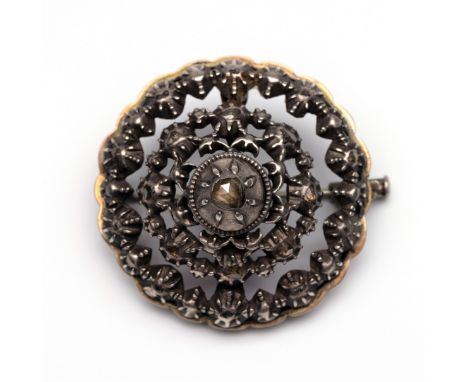 Ronde zilveren met 14 kt. gouden broche, bezet met roosgeslepen diamant bruto 15,8 gr., diam. 33 mm [1] Round silver and 14 k