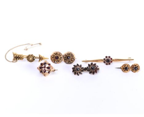 Zes fijne gouden broches, in 14 kt. goud, deels met onedele brochering. Vijf bezet met granaat bruto 14,4 gr. [6] Six fine go