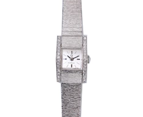 Omega, 18 kt. witgouden mechanisch damespolshorloge, jaren '60, - '70. Met vierkante wijzerplaat waarlangs twee gehoekte zijd