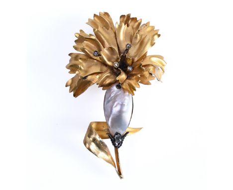 Frankrijk, 18 kt. gouden broche in de vorm van een anjer, Art Nouveau. bezet met een barokparel en roosgeslepen diamant. Eén 