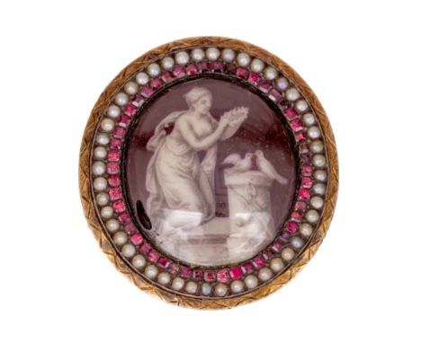 Zilver met gouden broche, eerste helft 19e eeuw. Met centraal een voorstelling van een dame met krans, twee duiven en boog me