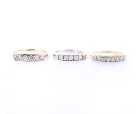 Drie 14 kt. gouden rijringen. Twee in witgoud en één in geelgoud, allen bezet met briljant geslepen diamant (totaal ca. 0.95 