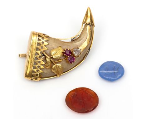 14 kt. Gouden broche, 19e eeuw. Gemaakt van een tijgernagel met gouden montuur en applique in de vorm van een bloem. Bezet me