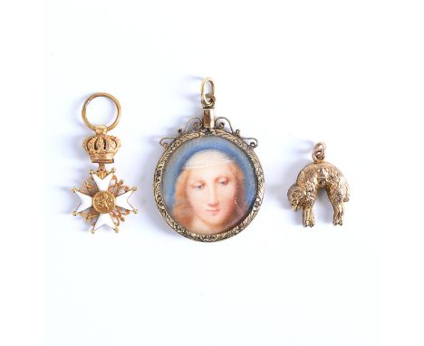 Drie gouden hangers; 14 kt. gouden medaillon met portret van Christus, de achterzijde met klimopblad, een Engelse beneden wet