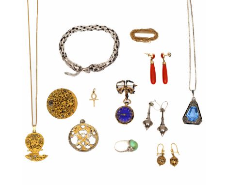 Een collectie diverse sieraden, waaronder twee paar 14 kt. gouden oorbellen en een 14 kt. gouden geëmailleerd  remontoir horl
