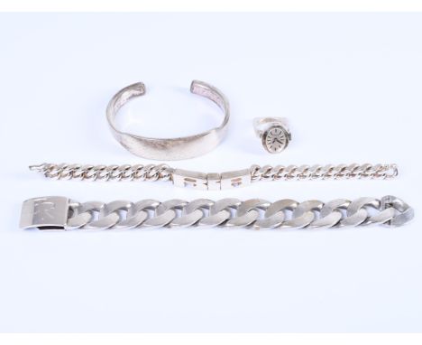 Twee zilveren gourmet schakel armbanden. Eén met de naam Ria, de ander met monogram J.R. Hierbij een zilveren spangarmband en