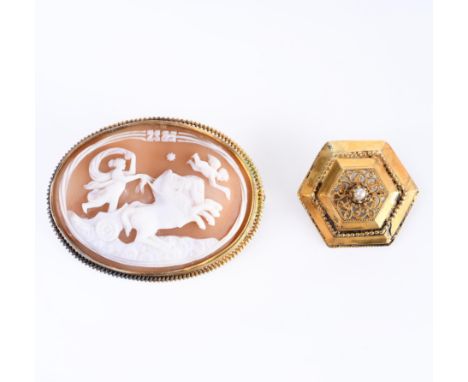 14 kt. Gouden broche met een schelpcamee. Met voorstelling van Aurora, godin van de dageraad uit de Griekse mythologie. Hierb