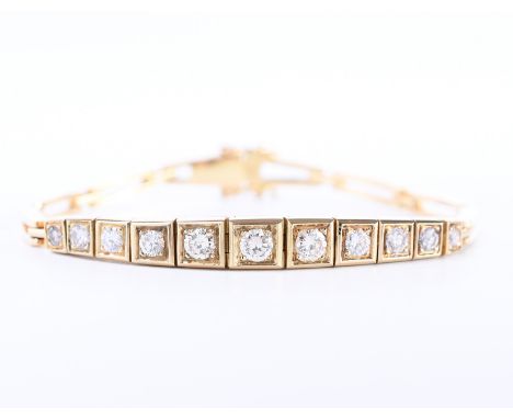 14 kt. Gouden armband, met rechthoekige schakels. De bovenzijde bestaande uit elf vierkant kastjes, aflopend in grootte vanaf