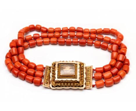 Volendam, bloedkoralen collier. Van drie strengen tonvormige koralen kralen (b. 8 - 10 mm) aan een 14 kt. gouden sluiting met