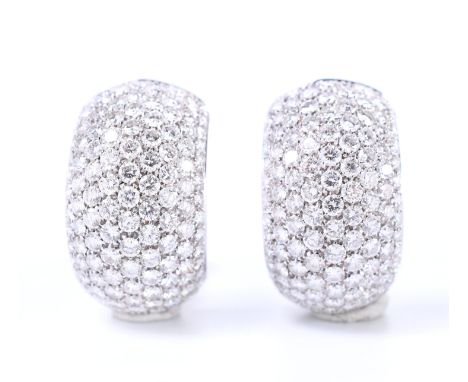 18 kt. Witgouden brede oorstekers. In de vorm van een halve oorring, de voorzijde pavé bezet met briljant geslepen diamant me