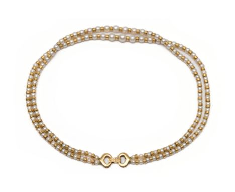 18 kt. Gouden collier, bestaande uit cultivé parels, aflopend in grootte vanaf het midden en gouden tussenkralen. Aan een dub