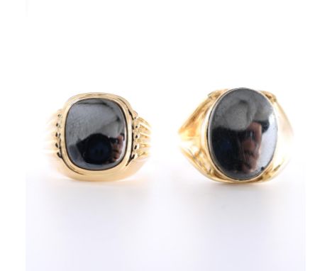 Twee 14 kt. gouden herenringen, beide bezet met hematiet bruto 17,2 gr., ringmt. 19,25 en 21,25 [2] Two 14 k. gold men's ring