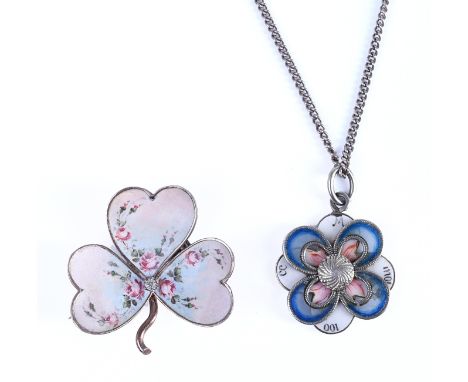 Zilveren broche en hanger, begin 20ste eeuw. De broche in de vorm van een klavertje drie met in het hart een oud briljant ges