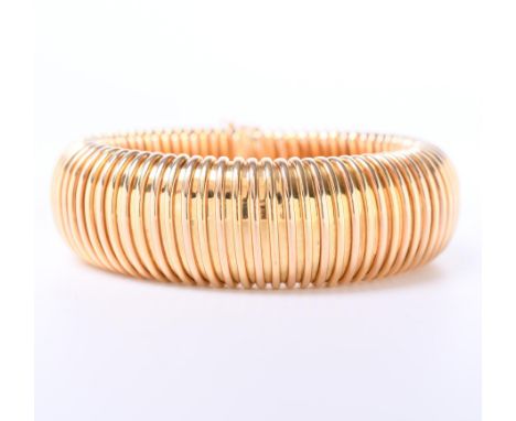 Italië, 18 kt. gouden semi flexibele brede armband. Het oppervlak geribbeld. bruto 79,8 gr., l. 21 cm, b. 24 mm [1] Italy, 18