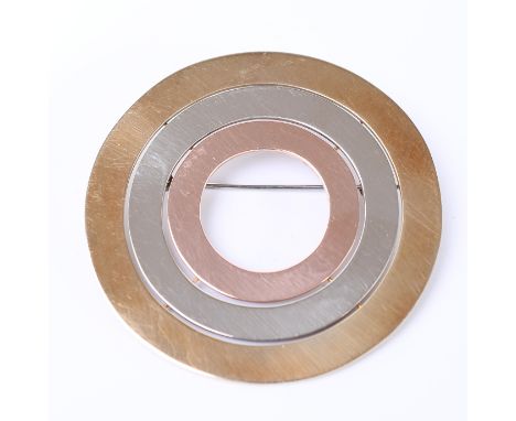 Atelier Cees Wolf, Groningen, 14 kt. gouden broche. In de vorm van een cirkel, bestaande uit drie banen in geel,- rood en wit
