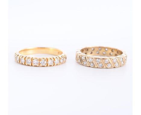 Twee gouden ringen met diamant. Eén 18 kt. gouden rijring, bezet met tien briljant geslepen diamanten met een totaalgewicht v