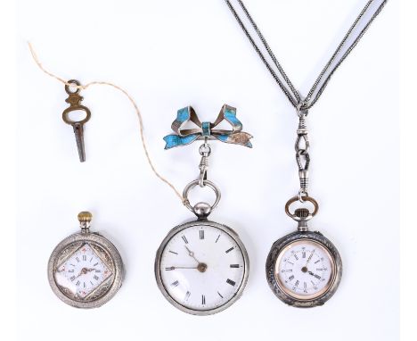 Zilveren sleutelhorloge, aan een strikvormige broche met blauw email (beschadigd). Hierbij twee zilveren remontoir horloges. 