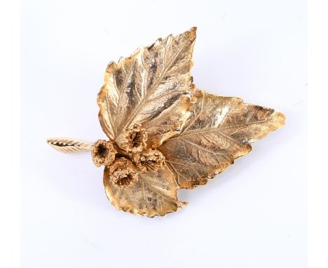 18 kt. Gouden broche, in de vorm van een naturalistisch vormgegeven blad met bloesem. De speld onedel bruto 10,9 gr., h. 48,5