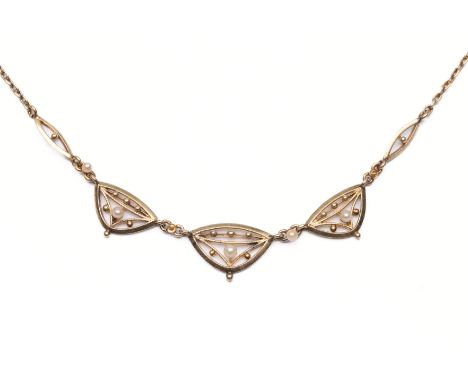 14 kt. Gouden collier, eerste kwart 20ste eeuw. Met een decor van opengewerkte driehoekjes, bezet met kleine parels (mist één